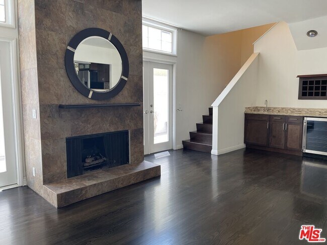 Building Photo - 431 N Doheny Dr