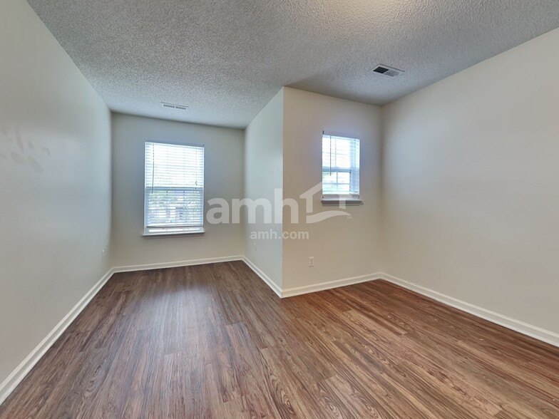 Building Photo - 5057 Thornton Dr