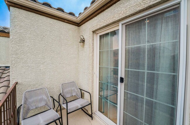 Building Photo - CHARMING FULLY FURNISHED 2 BEDROOM!