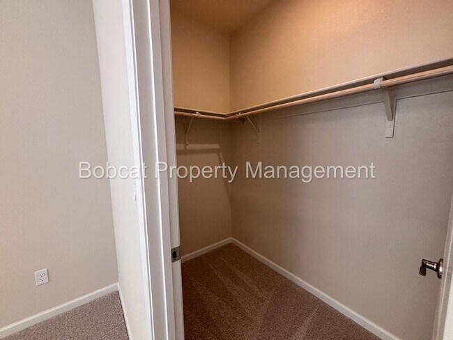 Building Photo - 852 Furlong Dr