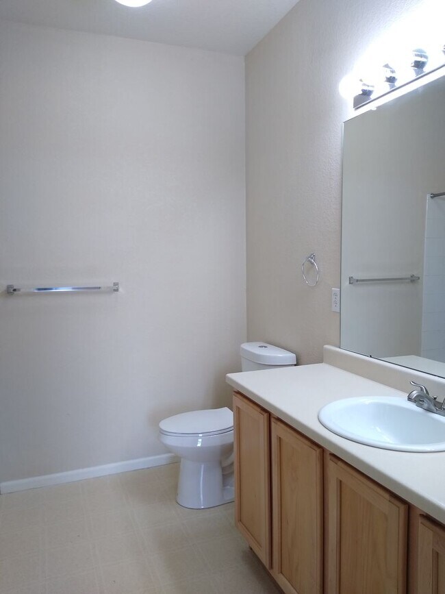 Building Photo - Super Fly 1 Bedroom with Large Study, 1 1/...