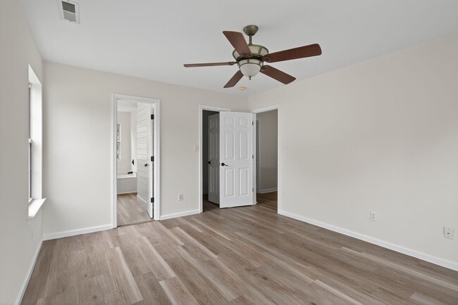 Building Photo - 3881 Shenandoah Dr