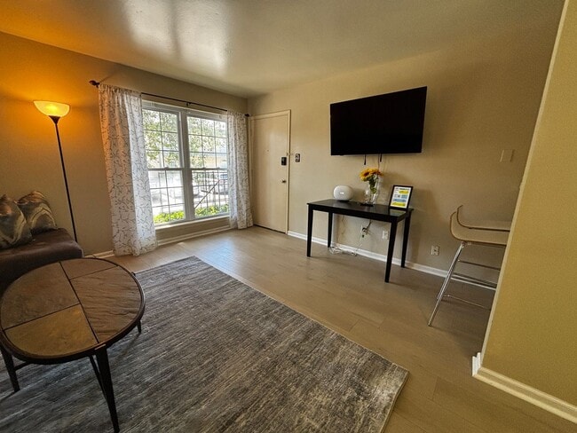 Building Photo - Furnished, Midtown One Bedroom Apartment