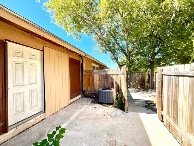 Building Photo - Lovely 3 Bedroom/ 2 Bath Home In Converse, TX!