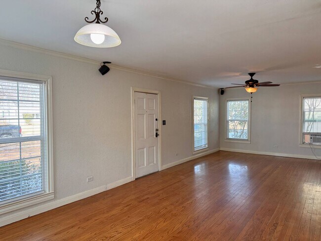 Building Photo - Adorable 3 bed 2 bath home in Brook Village!