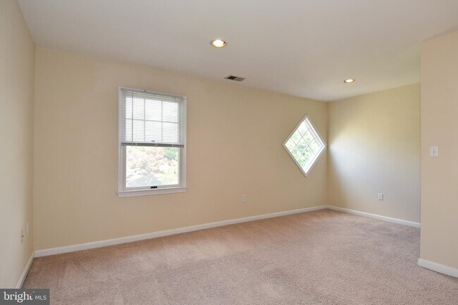 Building Photo - 930 N Danville St