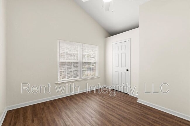 Building Photo - 735 Putnam Dr
