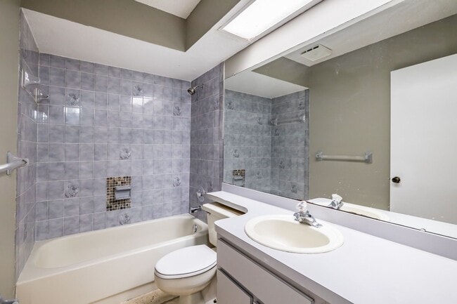 Building Photo - NEW PRICE! 3/2 Palm Harbor Townhouse