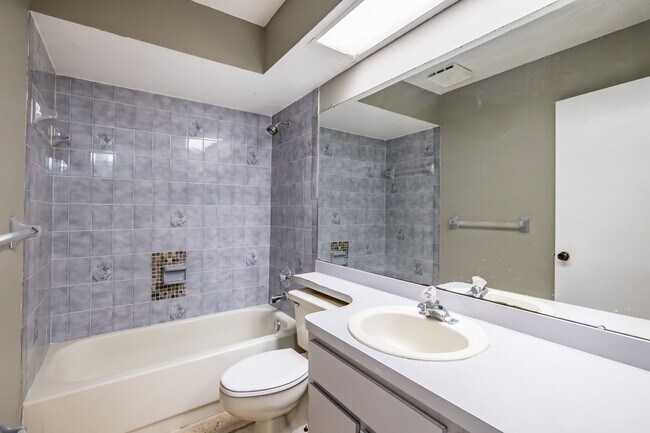 Building Photo - UPDATED PRICE! 3/2 Palm Harbor Townhouse