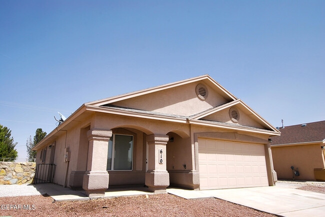 Building Photo - 610 Villas Del Valle Dr