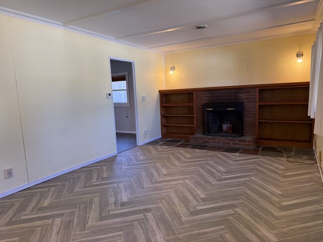 Building Photo - 43 Pleasant View St