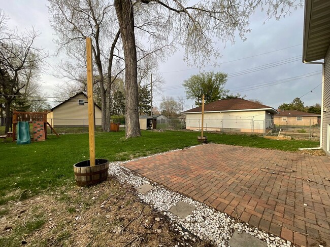 Building Photo - Lovely Modern Home has Vaulted Ceilings, 3...