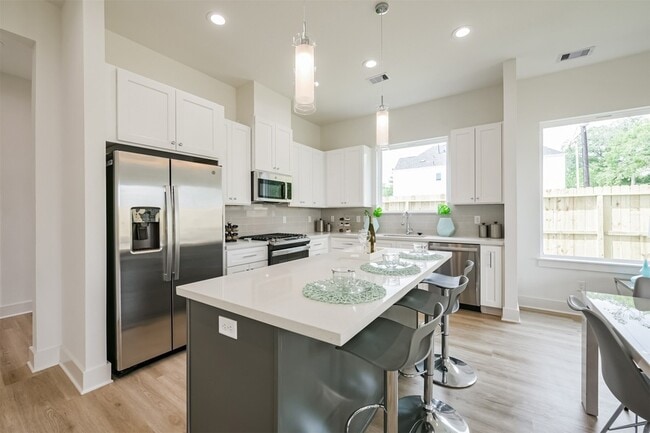 Building Photo - 5630 Balbo St