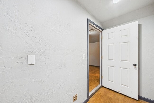 Building Photo - 2910 Greenbriar Ln