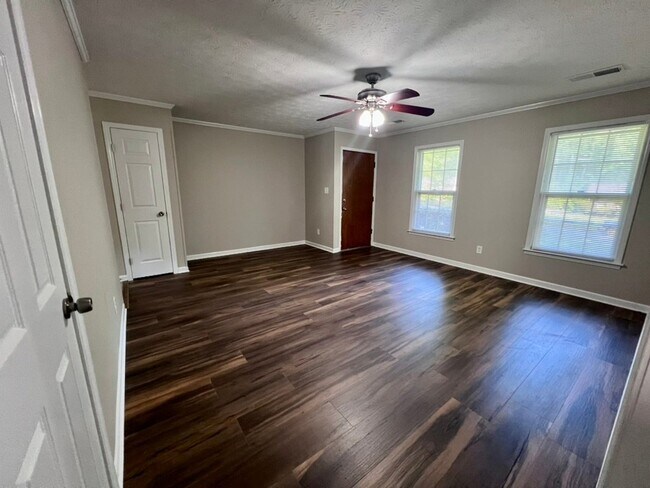 Building Photo - 4862 Valley Dale Dr SW