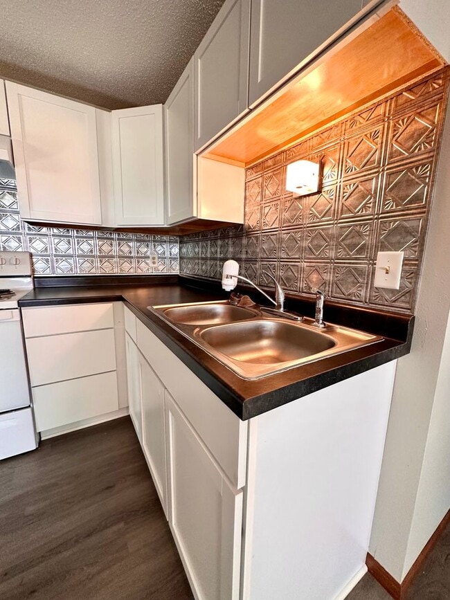 Building Photo - Updated 2 Bedrooms - Leonard North Dakota Rental