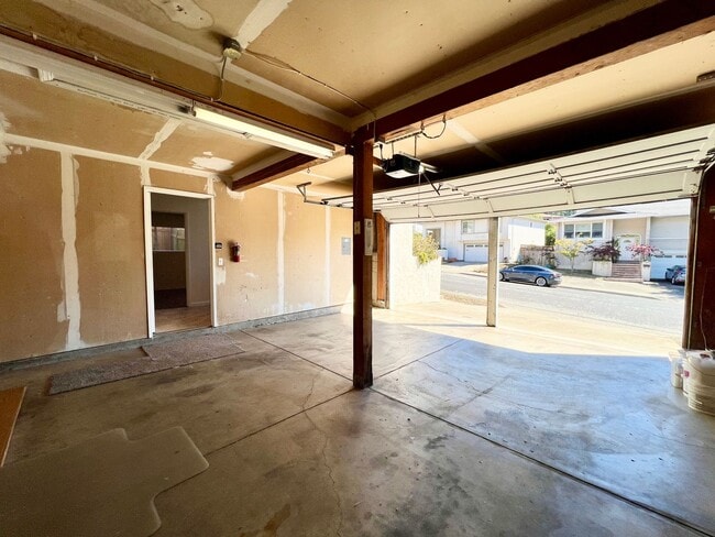 Building Photo - Spacious 4-Bed, 3-Bath Single-Family Home ...