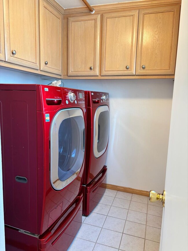 Building Photo - Welcome to this stunning 2 bedroom 2.5 bat...