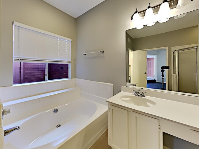 Building Photo - 6629 Queensclub Dr