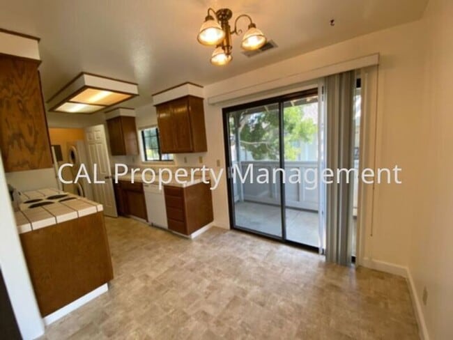 Building Photo - Upper level 2 bedroom & 1 bathroom condomi...