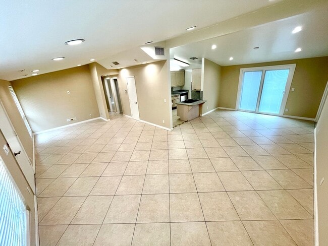 Building Photo - Beautiful house, 2bd+den/1.5ba HOME on the hillside of Granada Hills.