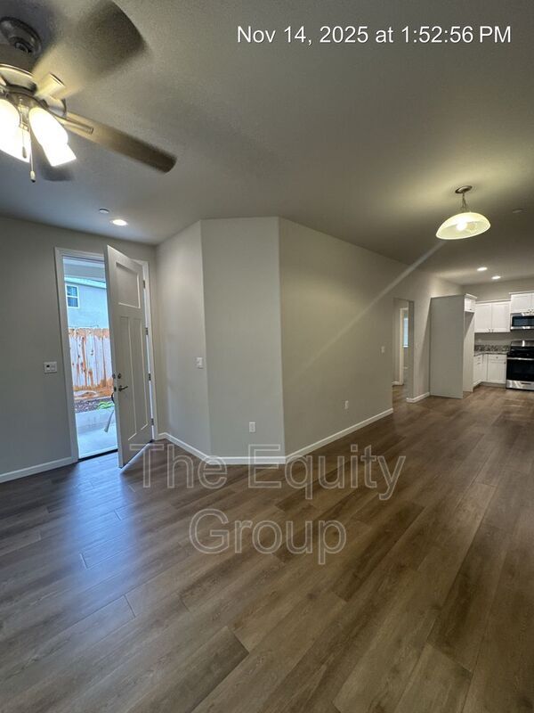 Building Photo - 519 S Summit St