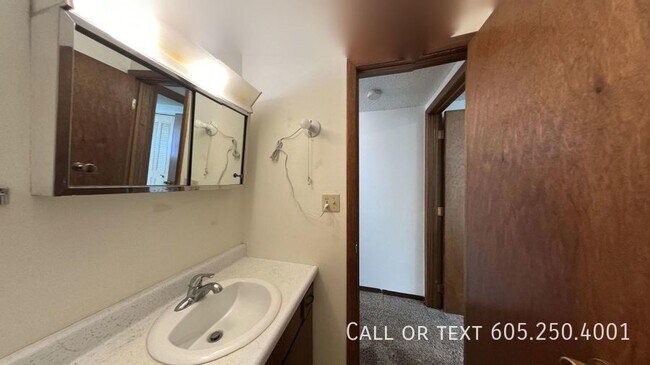 Building Photo - Effortless Living: Open-Layout 2BR Home