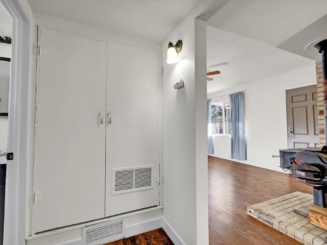 Building Photo - $2,340.95 - $300 OFF - First 2 Months'Rent - 3 Bedrooms, 1.5 Bathrooms, Single Family Home in Aur...