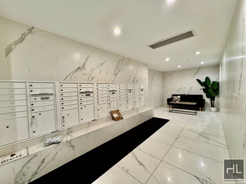 Building Photo - Gorgeous 1 bedroom with private balcony & laundry hookup