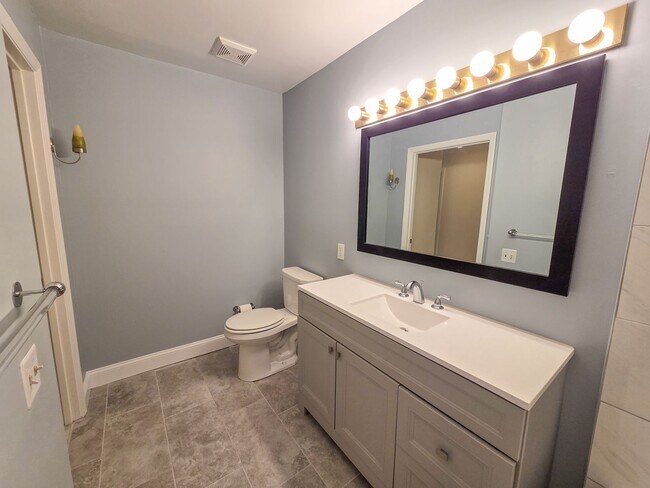 Building Photo - Stunning 2br/2bth condo in North Bethesda,...