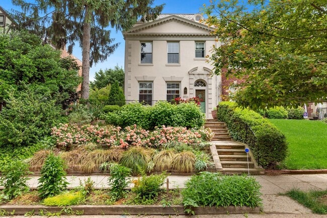 Building Photo - Available Now! 4 Bedroom  3.5  Bathroom Townhouse //Woodley Park// Garage, Driveway & 3 Levels of...