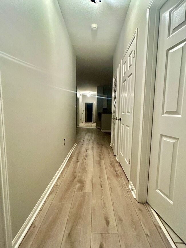 Building Photo - 3 Bedroom/ 2 Bathroom Condo Available in August!