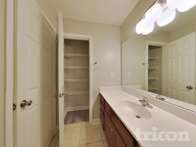 Building Photo - 645 Belgium Dr