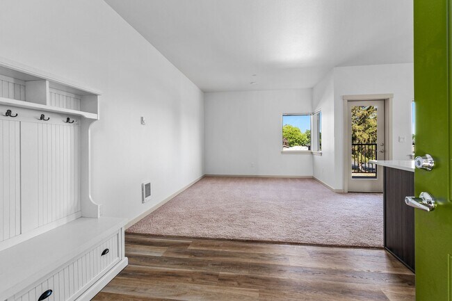 Building Photo - Kingwood Lofts 1 bedroom