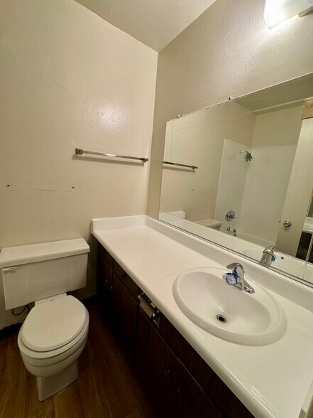 Building Photo - 870 Grove St