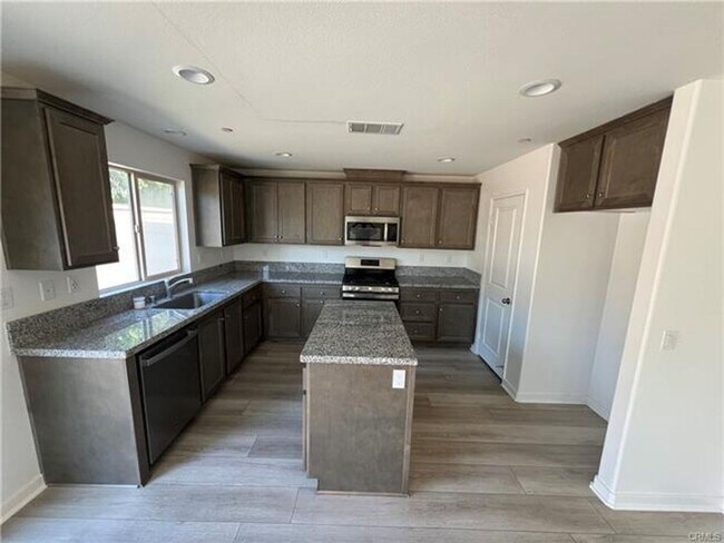 Building Photo - Stunning Canyon Hills Home