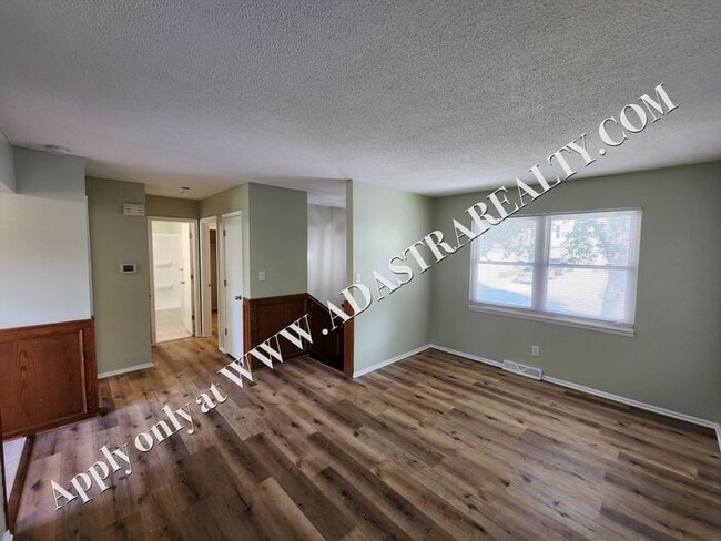 Building Photo - Nice Updated 2 Bed 1.5 Bath Duplex in Base...