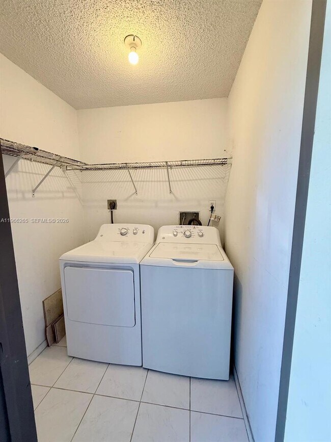 Building Photo - 801 NE 199th St