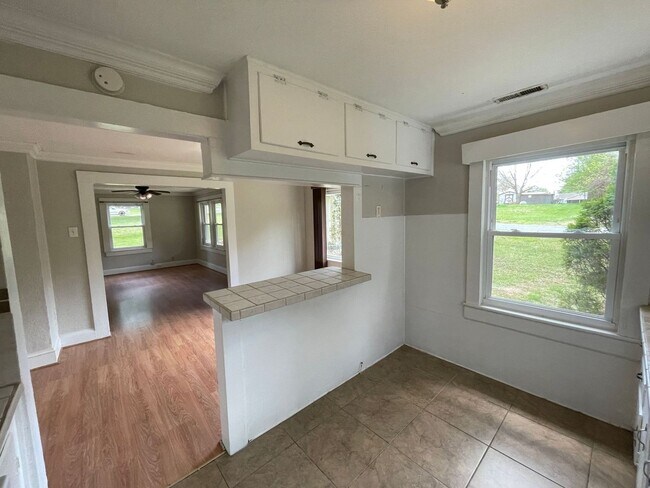 Building Photo - 2 Bedroom 1 bathroom house