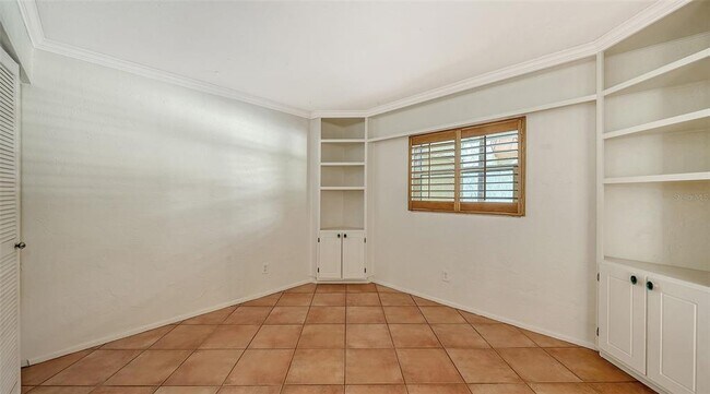 Building Photo - 1650 Pine Tree Ln