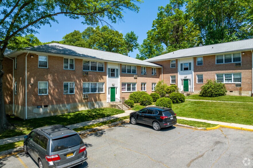 Crestwood Lake Apartments 90 Beaumont Cir Yonkers NY 10710