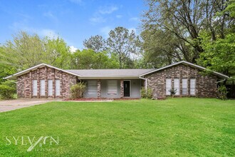 Building Photo - Step into this stunning 3-bedroom, 2-bathr...