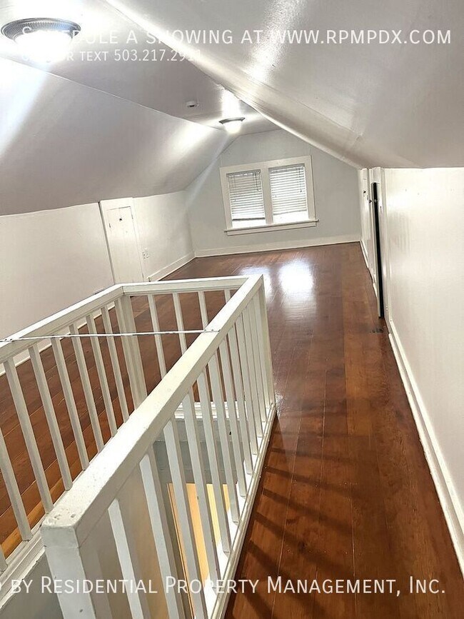 Building Photo - 214 NE Bryant St