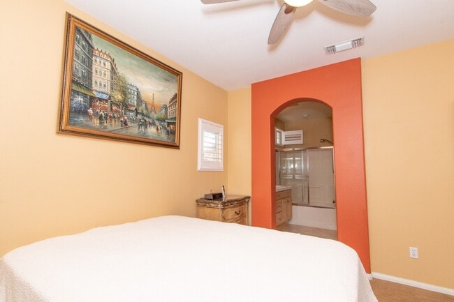 Building Photo - Beautiful 2 Bedroom / 2 Bath Condo in Desi...