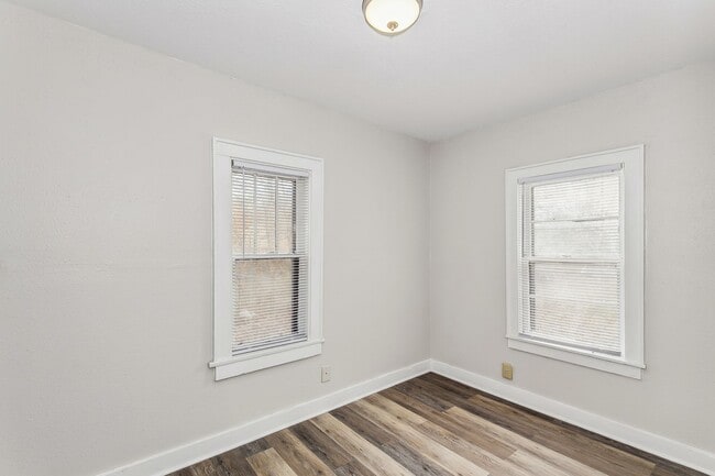 Building Photo - Cozy Home!! Only a few minutes from the downtown area!