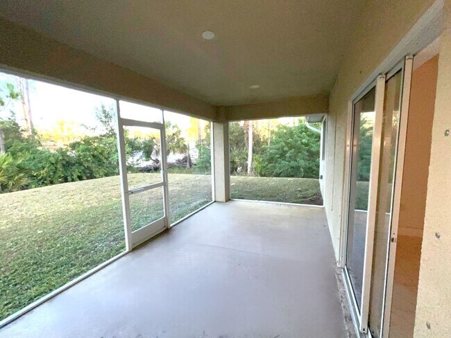 Building Photo - Great Location-Large 2/2/1 + DEN Duplex