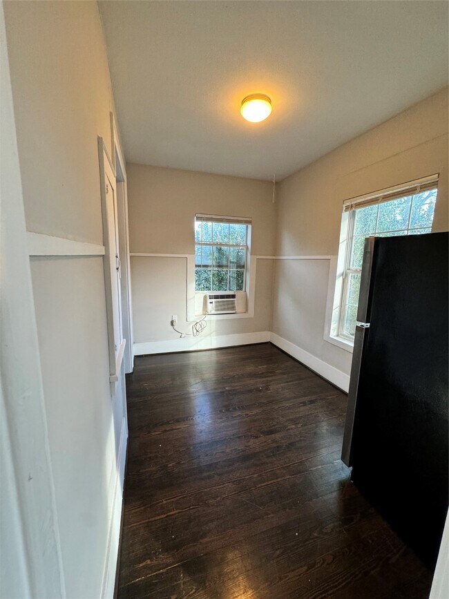 Building Photo - 903 Oakhurst St