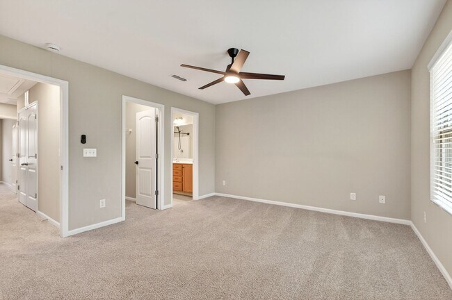 Building Photo - 117 Holly Berry Ln