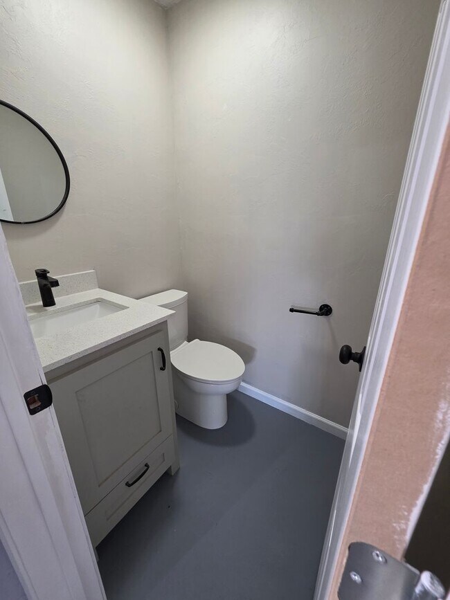 Building Photo - Large 3 bedroom in Bethany