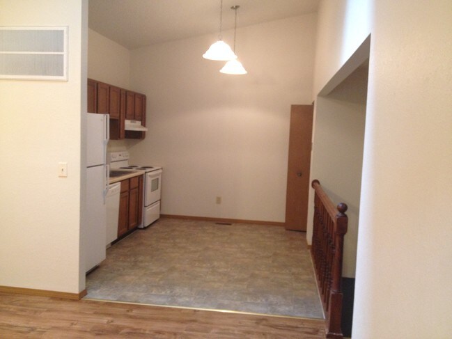 Kitchen Pic 1 - 522 Pepperhill Ct